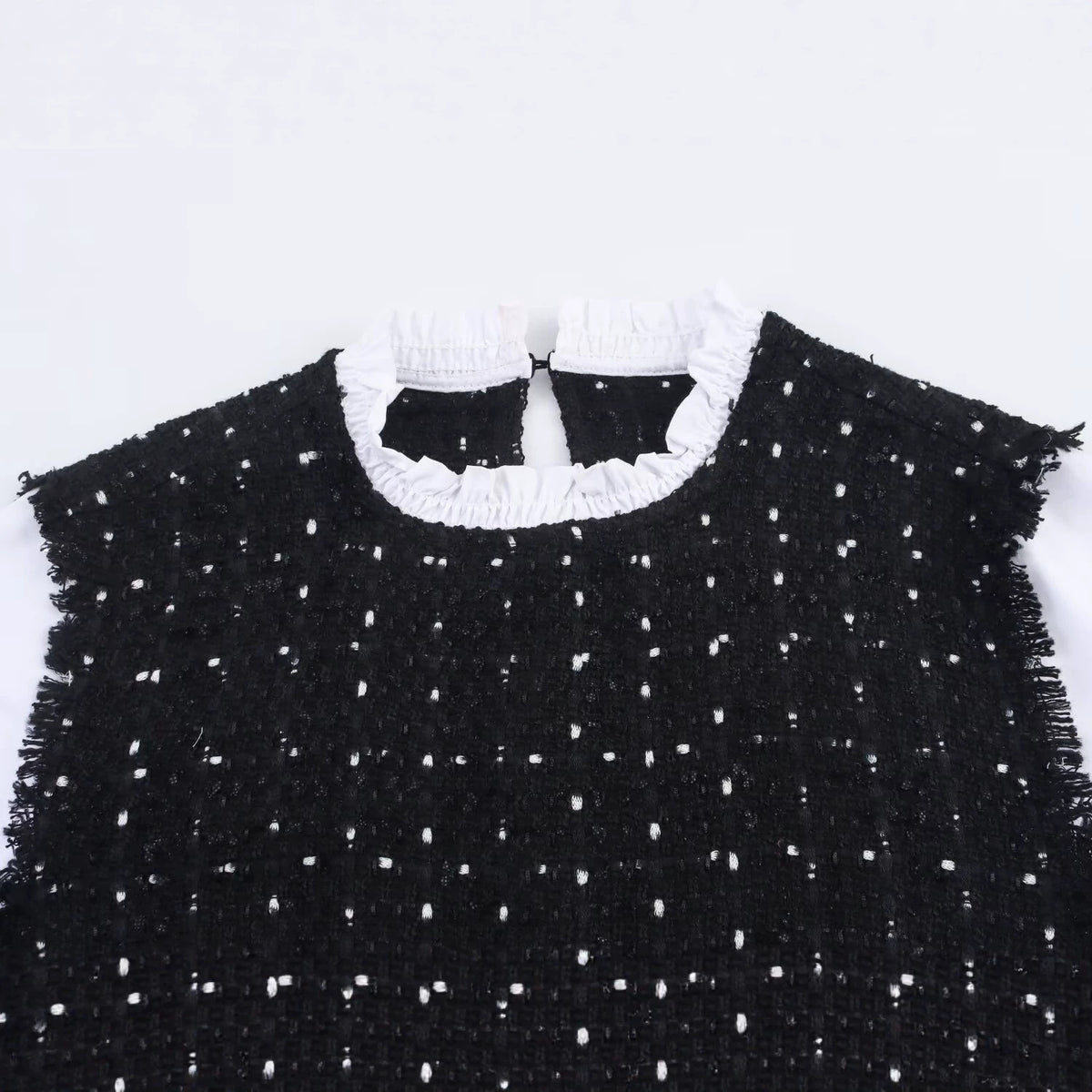 Robe courte noire à manches longues et coupe évasée
