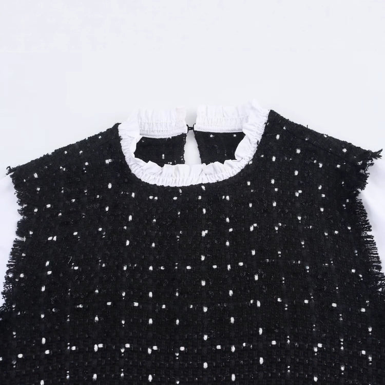 Robe courte noire à manches longues et coupe évasée