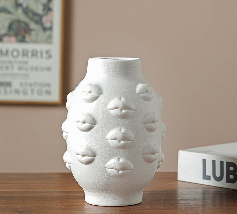 Vase en céramique en forme de lèvres
