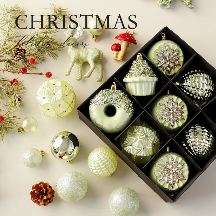 Boules et suspensions de Noël peintes et métallisées aux formes irrégulières