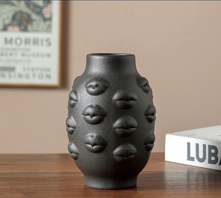 Vase en céramique en forme de lèvres