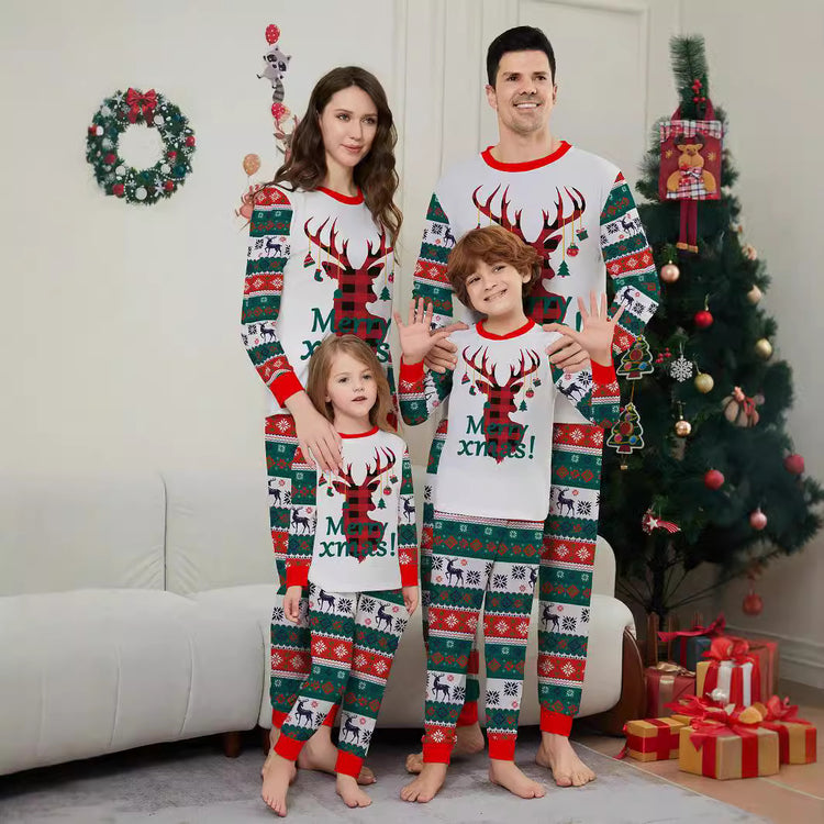 Tenues d’intérieur de Noël assorties pour la famille – cerfs, flocons, inscriptions et rayures