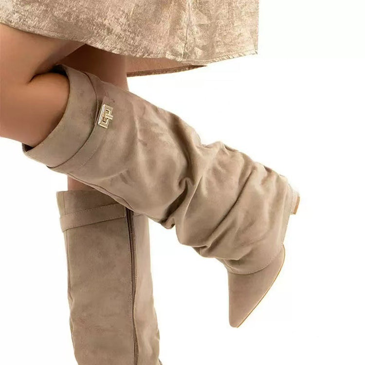 Bottes femme mi-mollet à bout pointu, tige droite plissée, boucle métallique et talon large – largeur large disponible