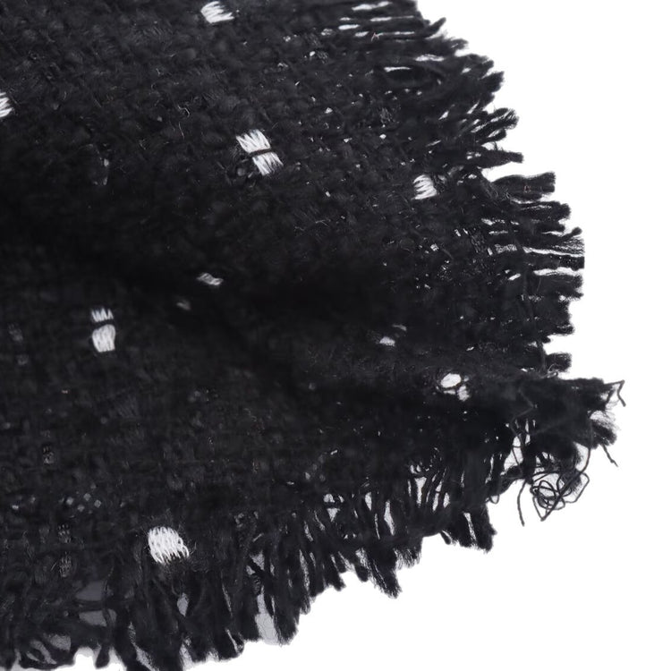 Robe courte noire à manches longues et coupe évasée