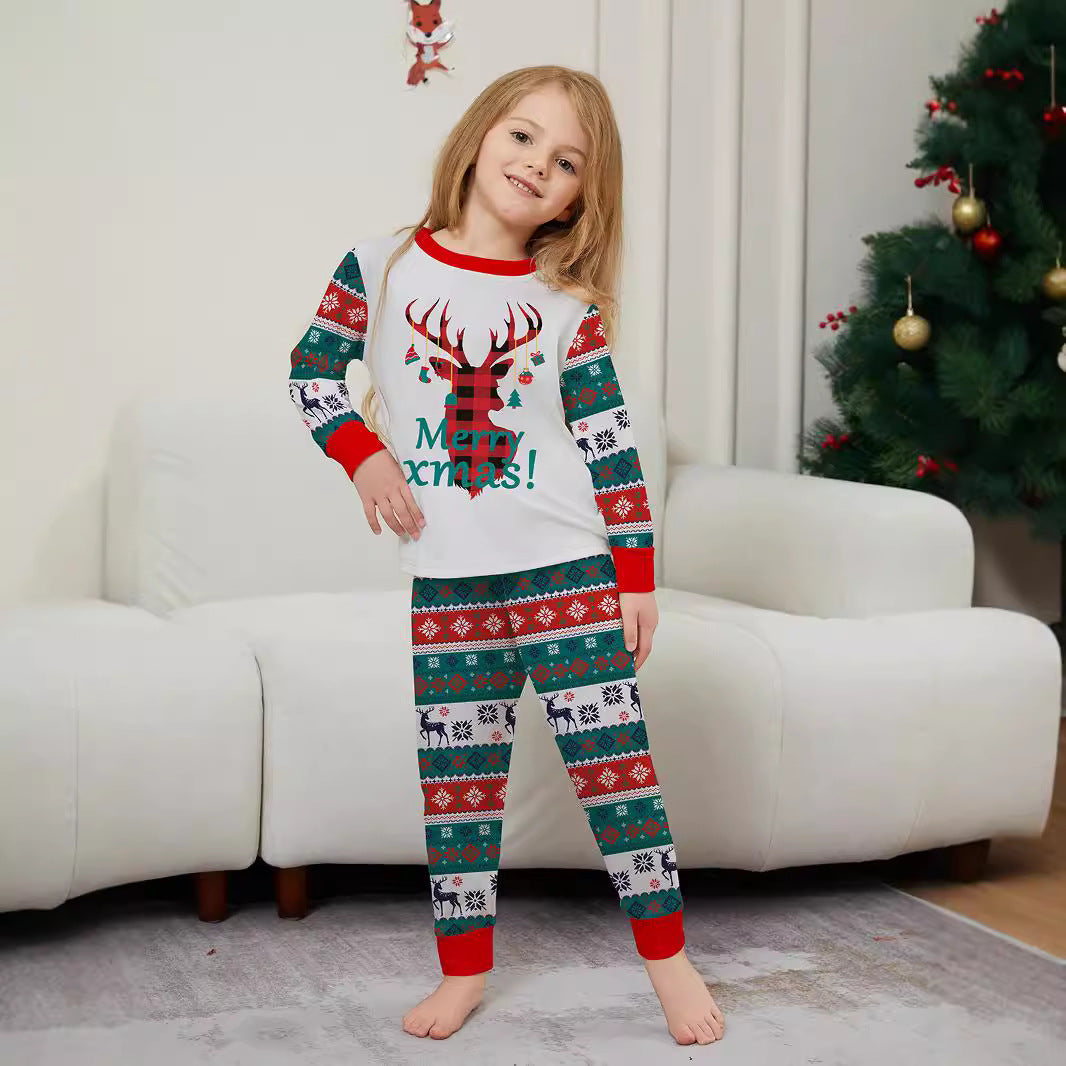 Tenues d’intérieur de Noël assorties pour la famille – cerfs, flocons, inscriptions et rayures