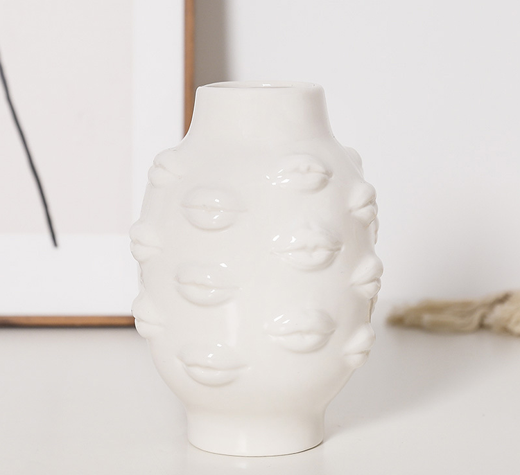 Vase en céramique en forme de lèvres