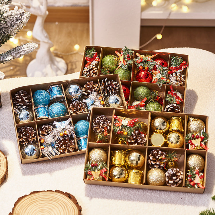 Assortiment de décorations pour sapin de Noël – boules, cloches, cadeaux, pommes de pin et tambours