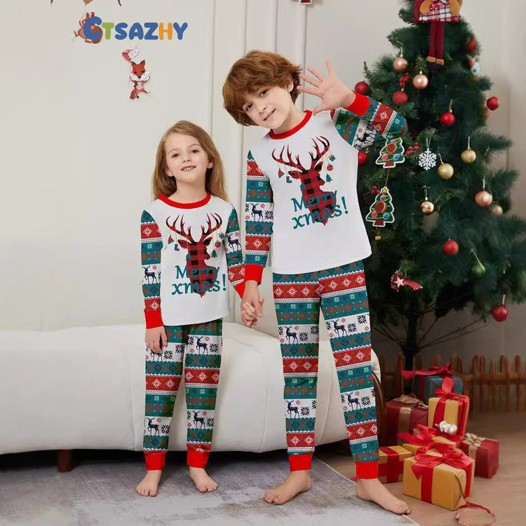Tenues d’intérieur de Noël assorties pour la famille – cerfs, flocons, inscriptions et rayures