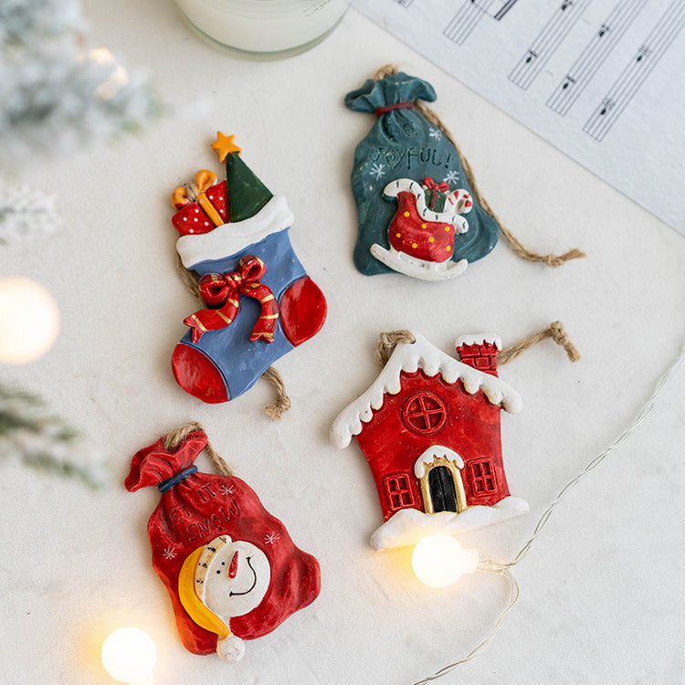 Petites suspensions de Noël en résine – chaussettes, cadeaux, maisons et bonhommes de neige