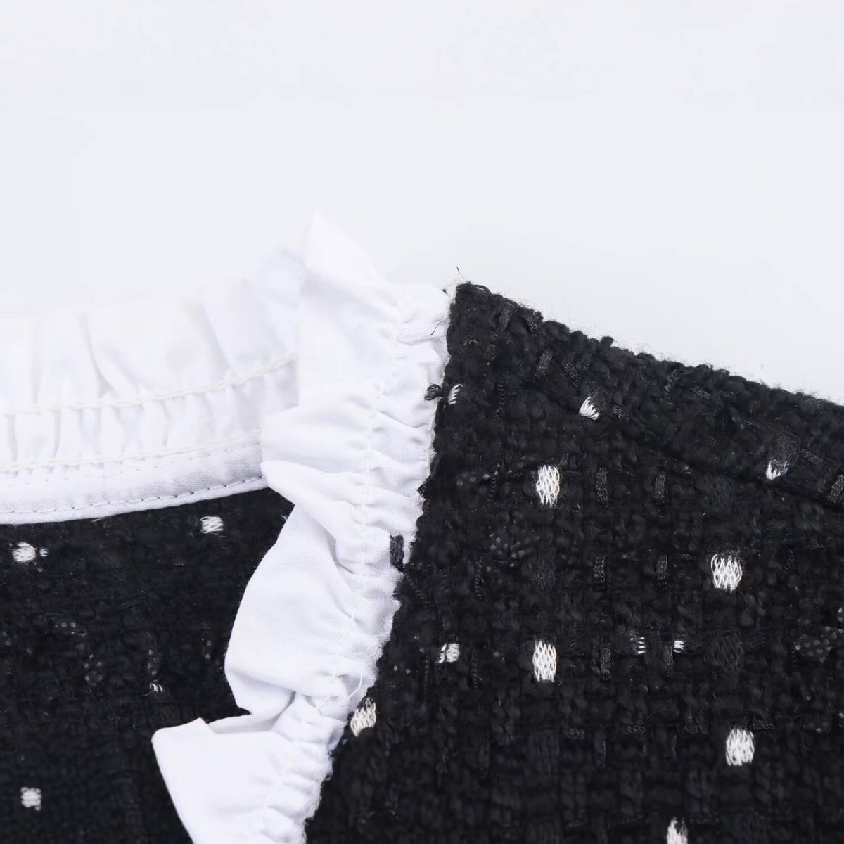 Robe courte noire à manches longues et coupe évasée