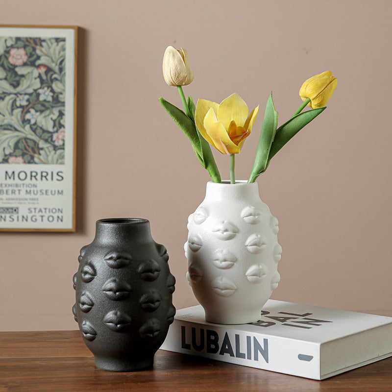Vase en céramique en forme de lèvres