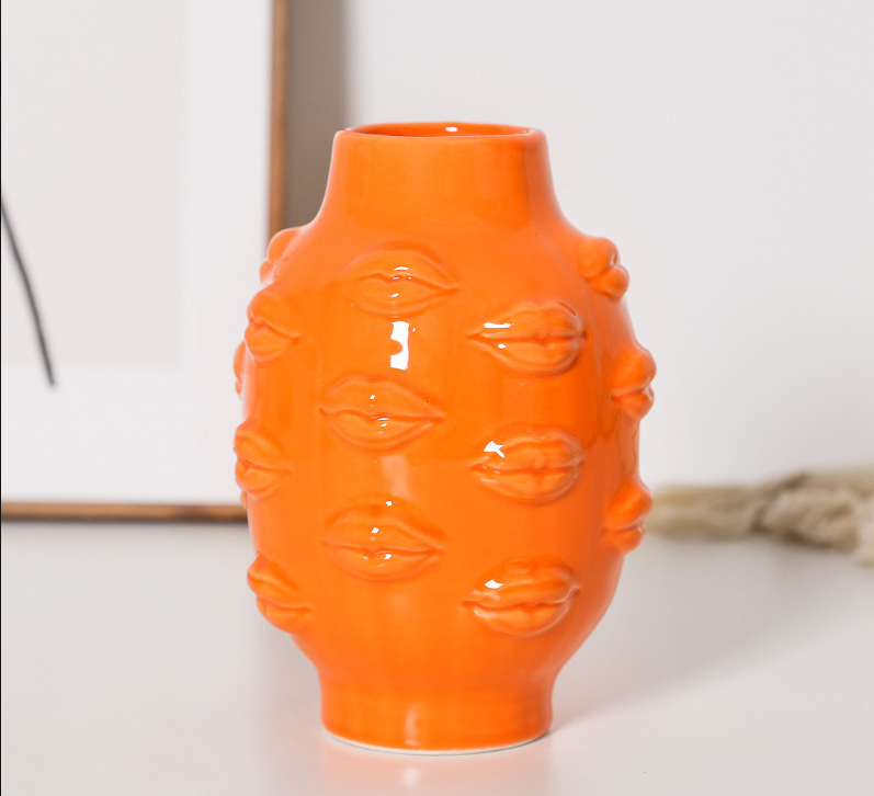 Vase en céramique en forme de lèvres