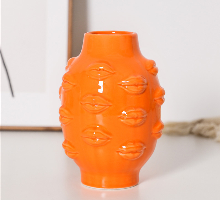 Vase en céramique en forme de lèvres