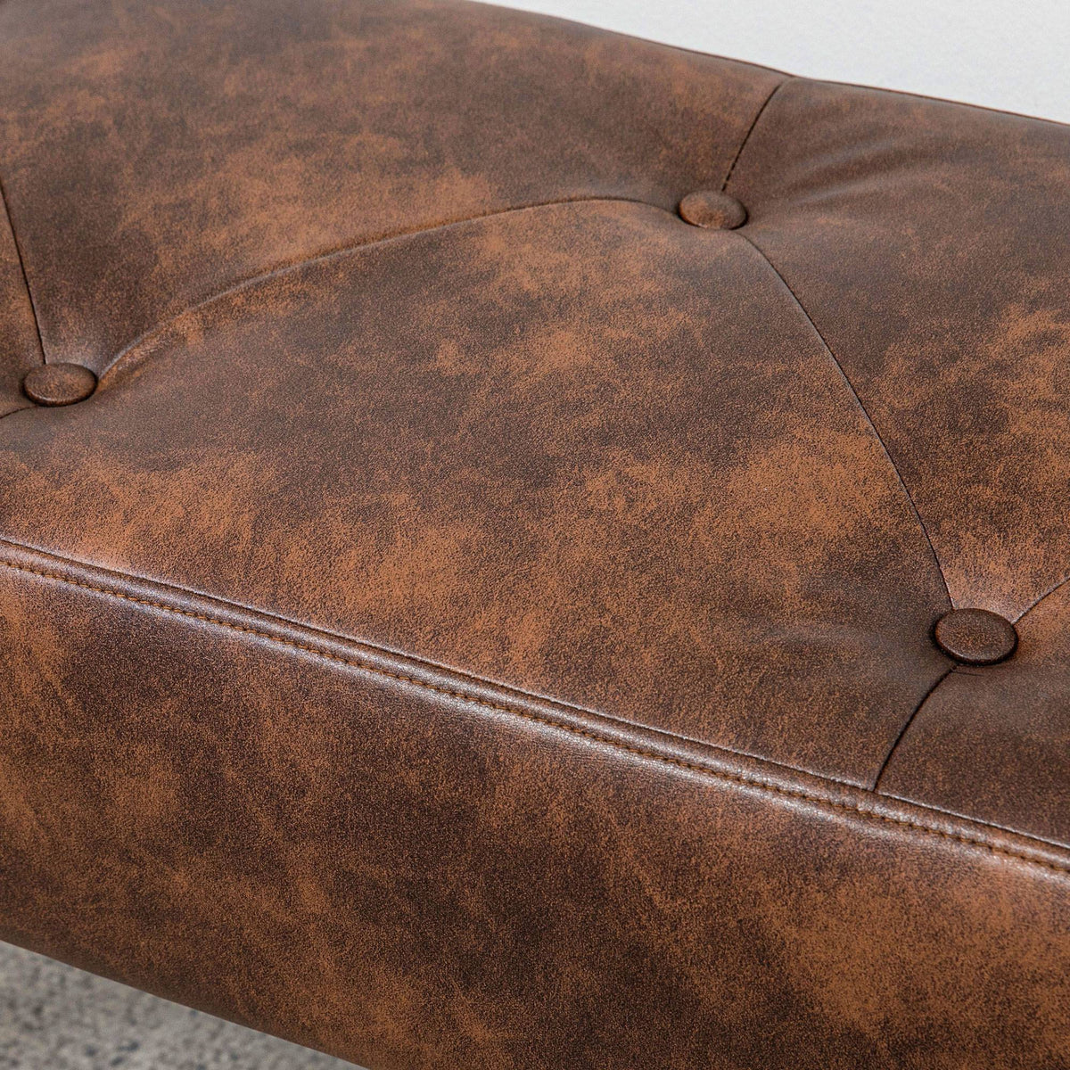 Banc bout de lit banquette capitonnée style vintage 114 x 38 x 42 cm piètement bois revêtement marron effet vieilli
